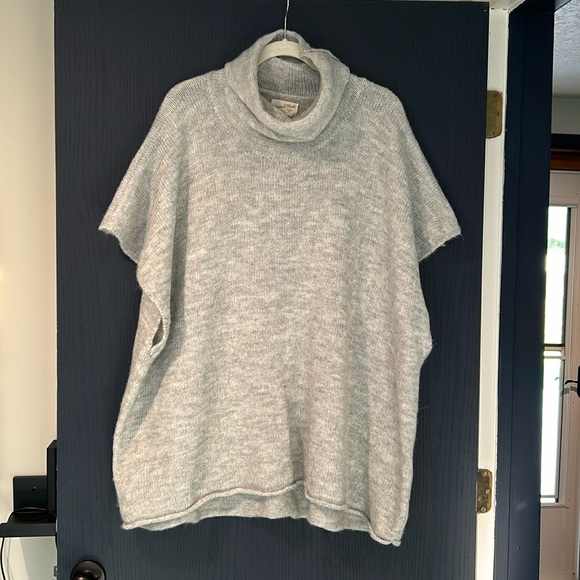 Grey shawl/poncho - Picture 1 of 5